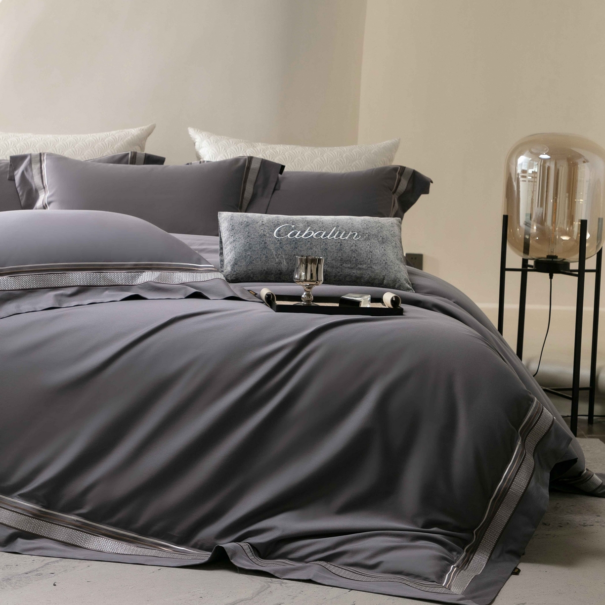 91家纺网 家纺一手货源 找家纺 卡巴伦家纺 2026新款简奢高定超细旦全棉纯棉绣边系列四件套-斯丹娜（会员：套件-20元 商品价格不得低于：标准：458元） 斯丹娜-绅士灰