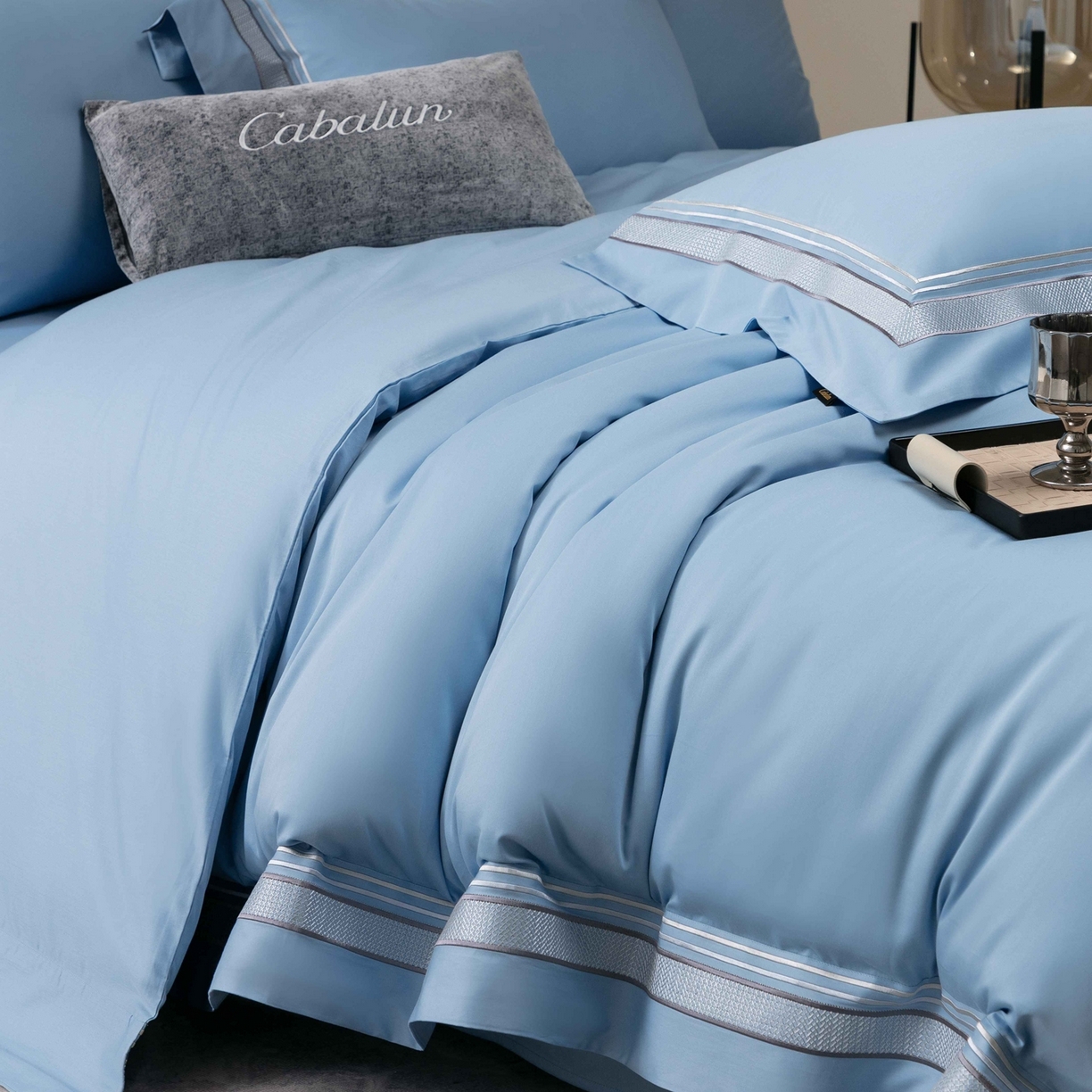 91家纺网 家纺一手货源 找家纺 卡巴伦家纺 2026新款简奢高定超细旦全棉纯棉绣边系列四件套-斯丹娜（会员：套件-20元 商品价格不得低于：标准：458元） 斯丹娜-冰川蓝