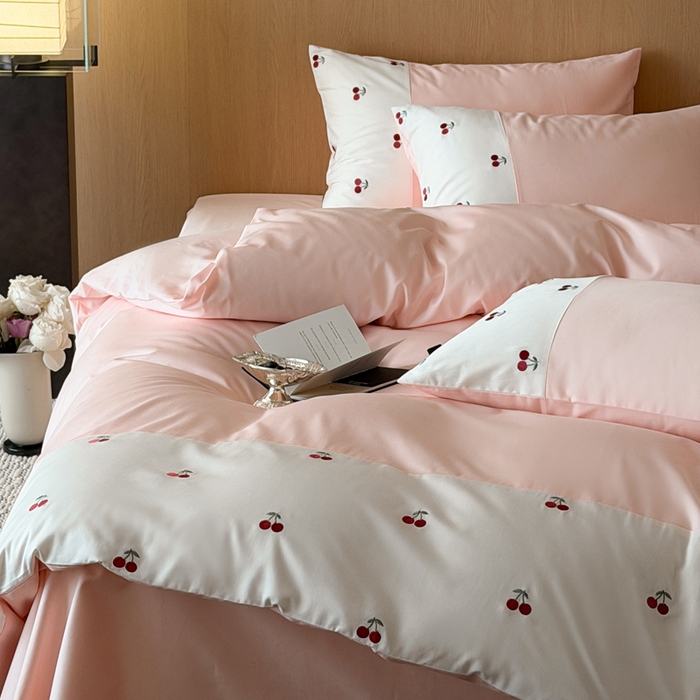 91家纺网 家纺一手货源 找家纺 卡姿家纺 2026春夏60支长绒棉文艺清新— 樱桃派对 樱桃派对-粉