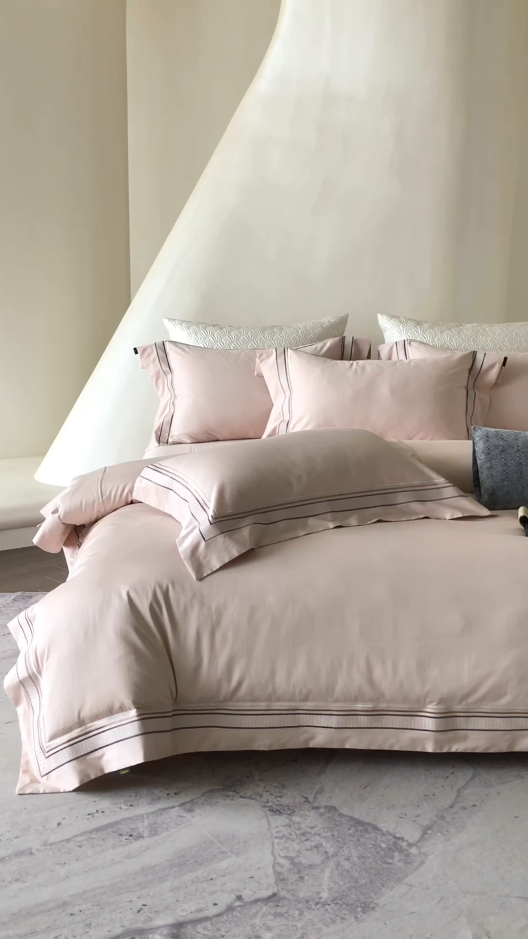 91家纺网 家纺一手货源 找家纺 卡巴伦家纺 2026新款简奢高定超细旦全棉纯棉绣边系列四件套-斯丹娜（会员：套件-20元 商品价格不得低于：标准：458元） 斯丹娜-山茶粉