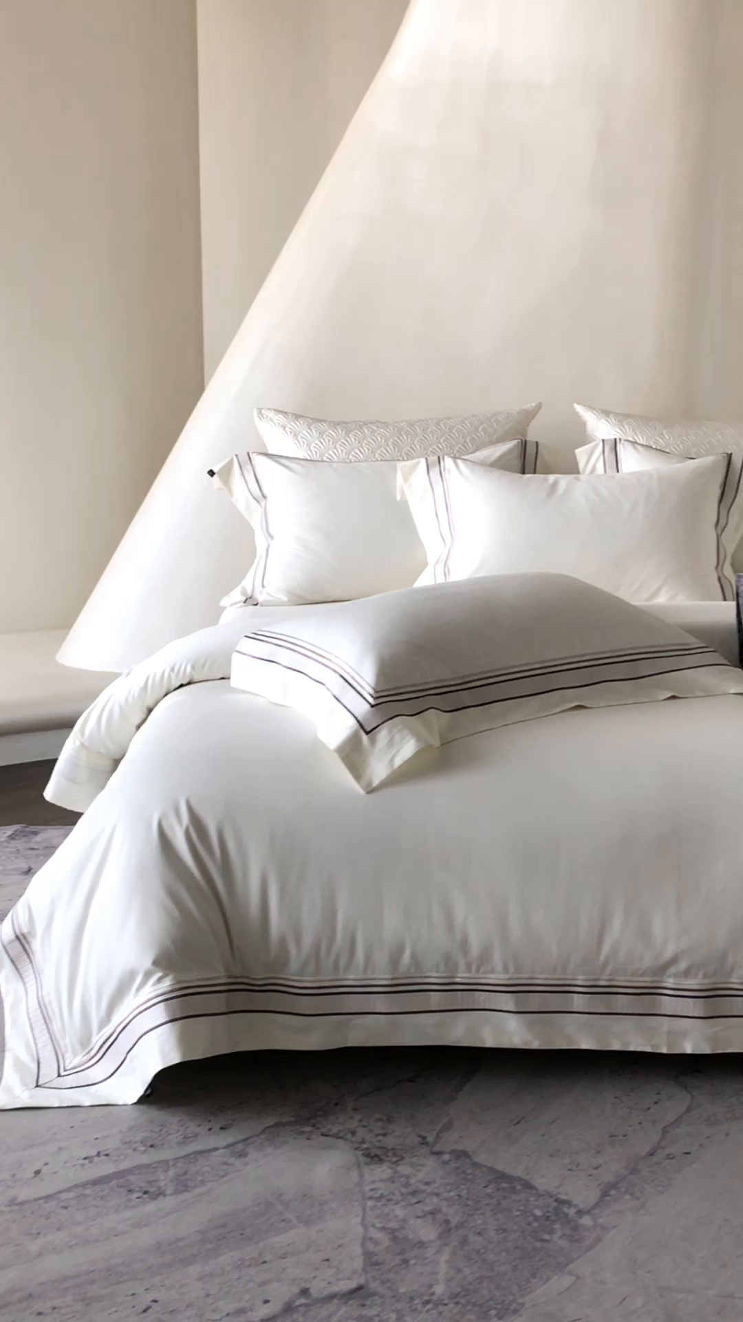 91家纺网 家纺一手货源 找家纺 卡巴伦家纺 2026新款简奢高定超细旦全棉纯棉绣边系列四件套-斯丹娜（会员：套件-20元 商品价格不得低于：标准：458元） 斯丹娜-白