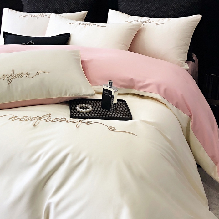 91家纺网 家纺一手货源 找家纺 禧澜庭 2026新款高支纯棉全棉斜纹四件套刺绣绣花款轻奢三件套--卡罗系列 皓月白+柔粉