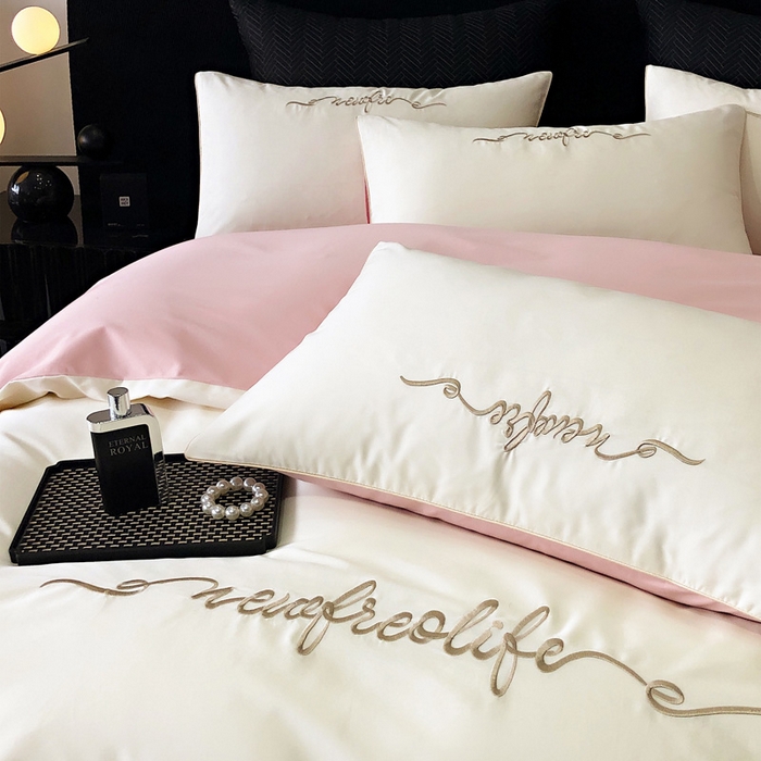 91家纺网 家纺一手货源 找家纺 禧澜庭 2026新款高支纯棉全棉斜纹四件套刺绣绣花款轻奢三件套--卡罗系列 皓月白+柔粉