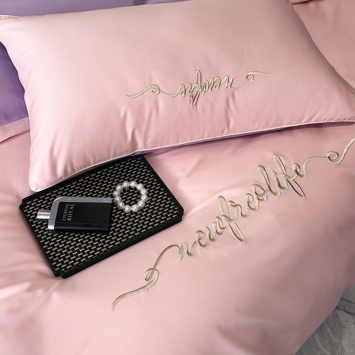 91家纺网 家纺一手货源 找家纺 禧澜庭 2026新款高支纯棉全棉斜纹四件套刺绣绣花款轻奢三件套--卡罗系列 戴妃粉+魅紫