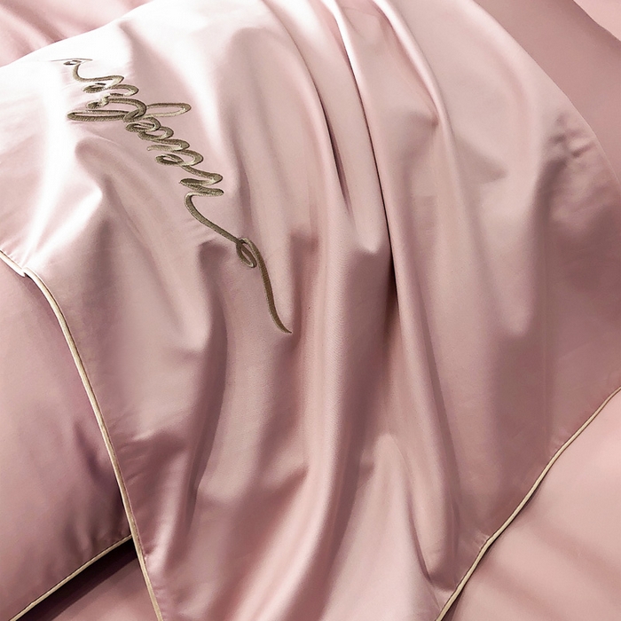 91家纺网 家纺一手货源 找家纺 禧澜庭 2026新款高支纯棉全棉斜纹四件套刺绣绣花款轻奢三件套--卡罗系列 戴妃粉+魅紫