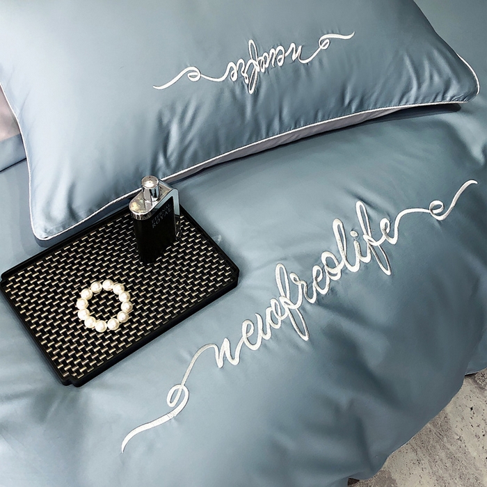 91家纺网 家纺一手货源 找家纺 禧澜庭 2026新款高支纯棉全棉斜纹四件套刺绣绣花款轻奢三件套--卡罗系列 魅力蓝+浅灰