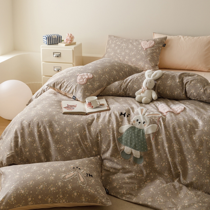 91家纺网 家纺一手货源 找家纺 卡姿家纺 2026春夏治愈系萌趣小刺绣  第一季 小兔雪莉