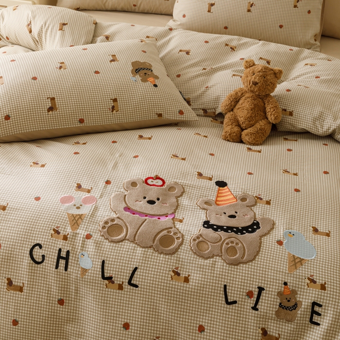 91家纺网 家纺一手货源 找家纺 卡姿家纺 2026春夏治愈系萌趣小刺绣  第一季 蛋糕小熊