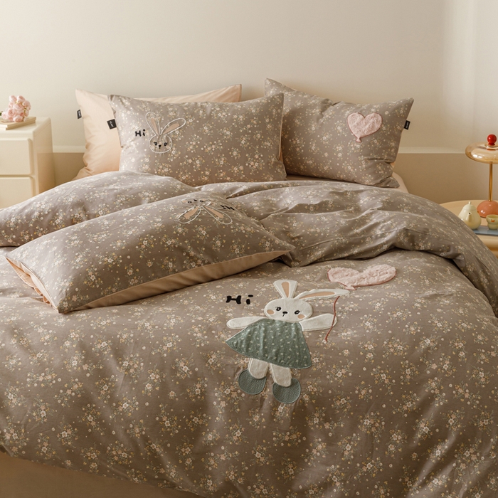 91家纺网 家纺一手货源 找家纺 卡姿家纺 2026春夏治愈系萌趣小刺绣  第一季 小兔雪莉