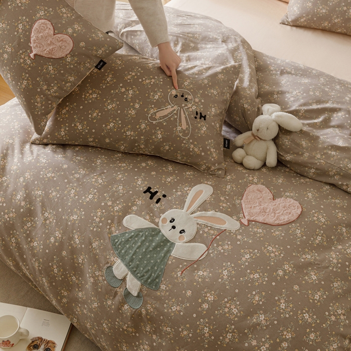 91家纺网 家纺一手货源 找家纺 卡姿家纺 2026春夏治愈系萌趣小刺绣  第一季 小兔雪莉