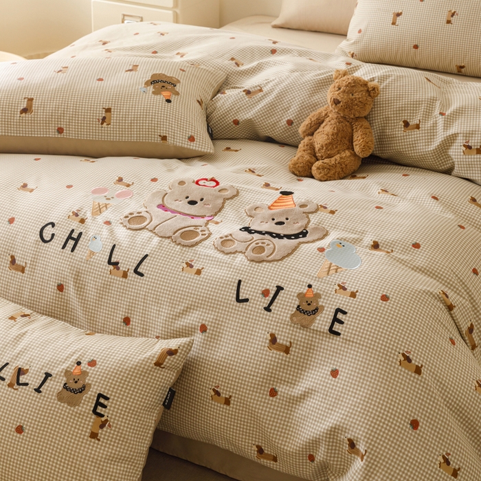 91家纺网 家纺一手货源 找家纺 卡姿家纺 2026春夏治愈系萌趣小刺绣  第一季 蛋糕小熊