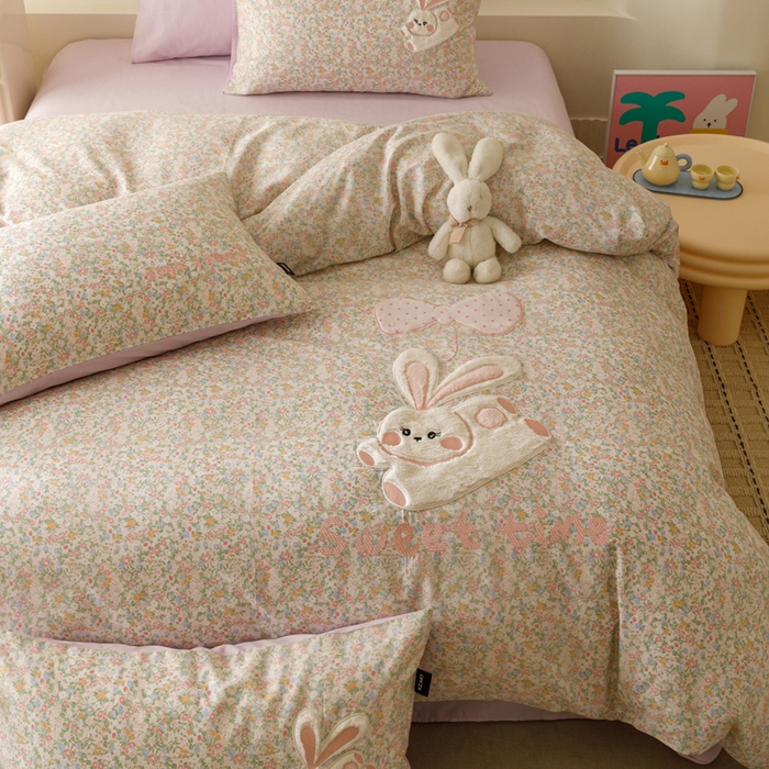 91家纺网 家纺一手货源 找家纺 卡姿家纺 2026春夏治愈系萌趣小刺绣  第一季 花花兔精灵