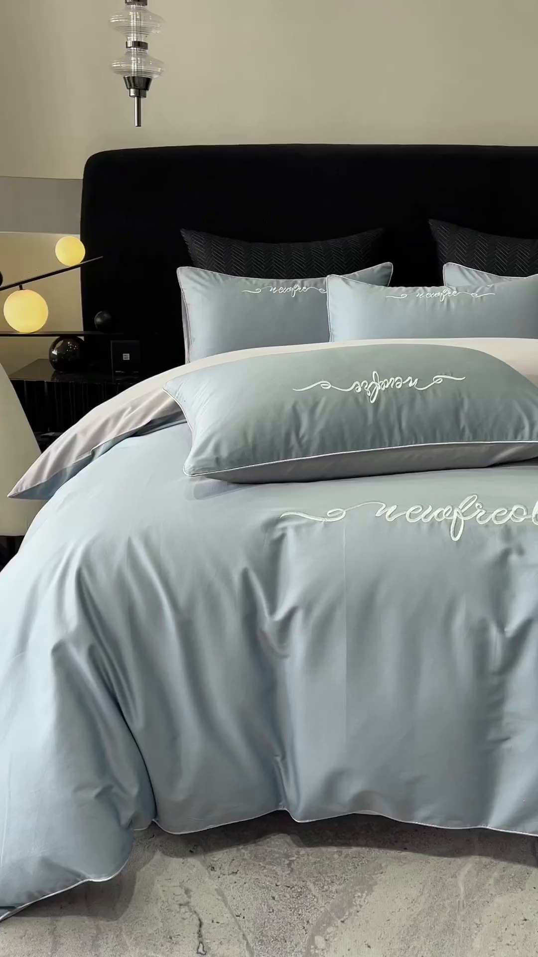 91家纺网 家纺一手货源 找家纺 禧澜庭 2026新款高支纯棉全棉斜纹四件套刺绣绣花款轻奢三件套--卡罗系列 魅力蓝+浅灰