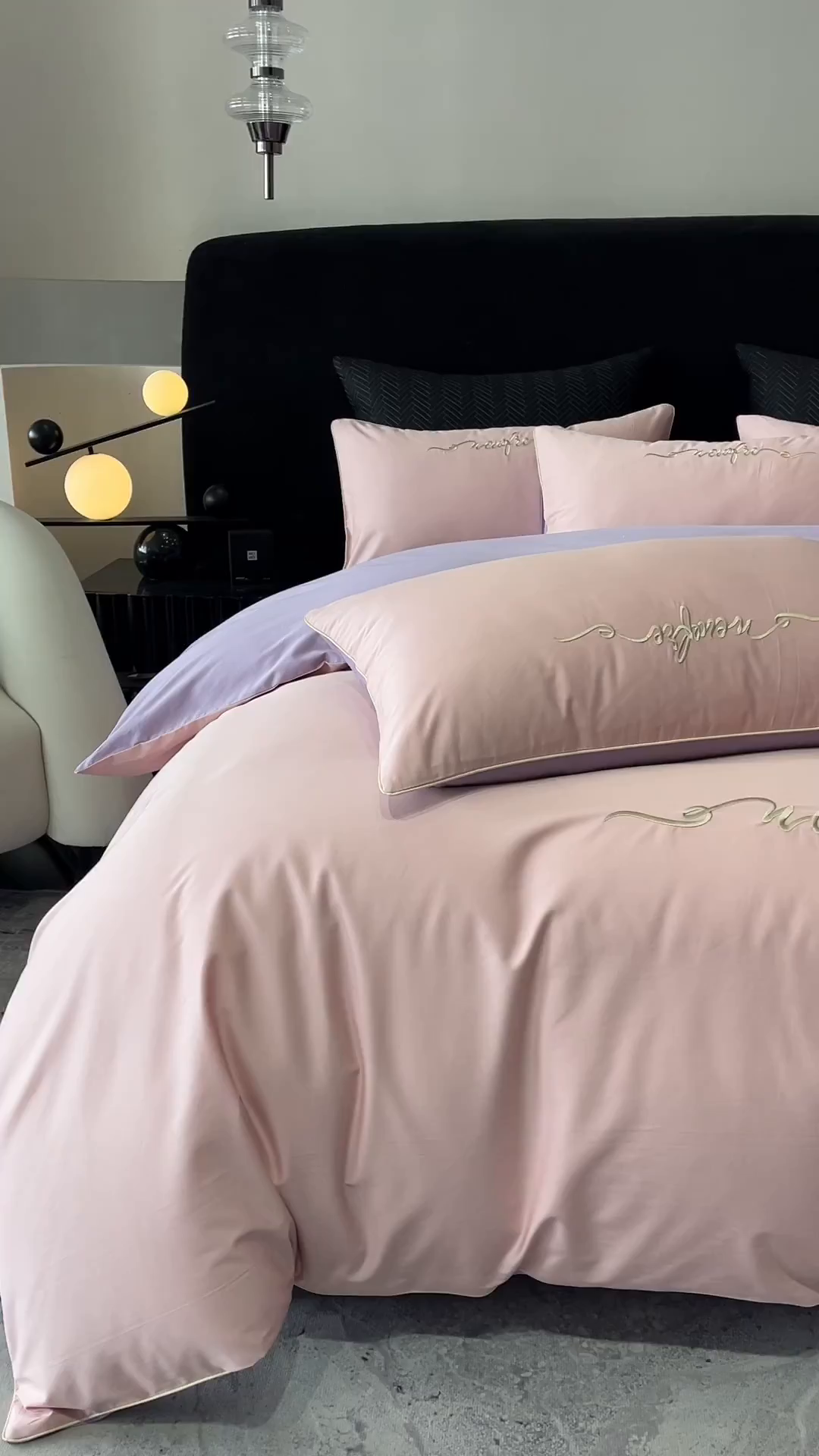 91家纺网 家纺一手货源 找家纺 禧澜庭 2026新款高支纯棉全棉斜纹四件套刺绣绣花款轻奢三件套--卡罗系列 戴妃粉+魅紫