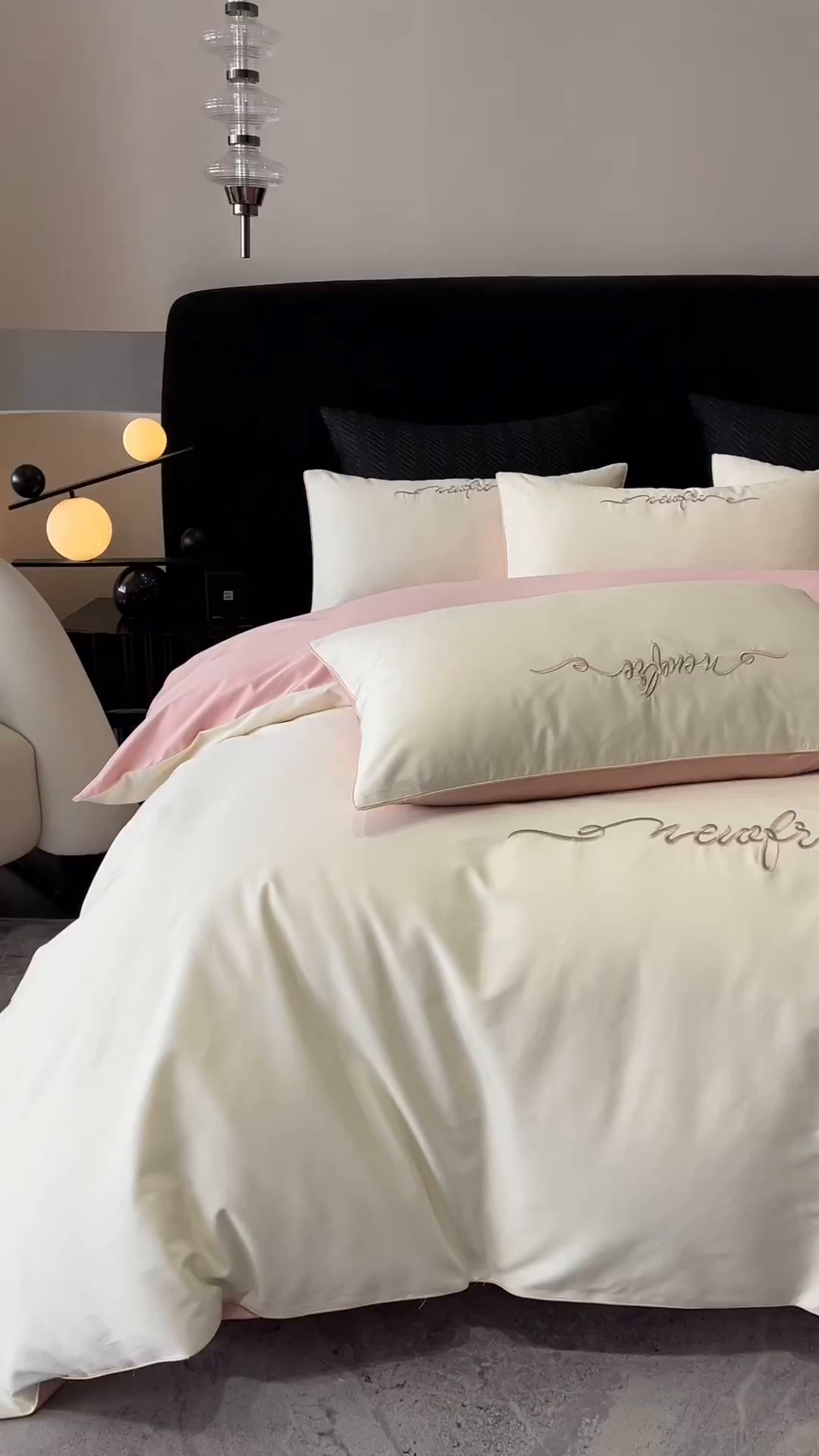 91家纺网 家纺一手货源 找家纺 禧澜庭 2026新款高支纯棉全棉斜纹四件套刺绣绣花款轻奢三件套--卡罗系列 皓月白+柔粉