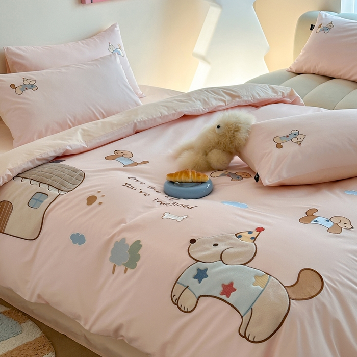 91家纺网 家纺一手货源 找家纺 卡姿家纺 2026春夏萌趣气质大贴布 — 小狗乐园 小狗乐园粉