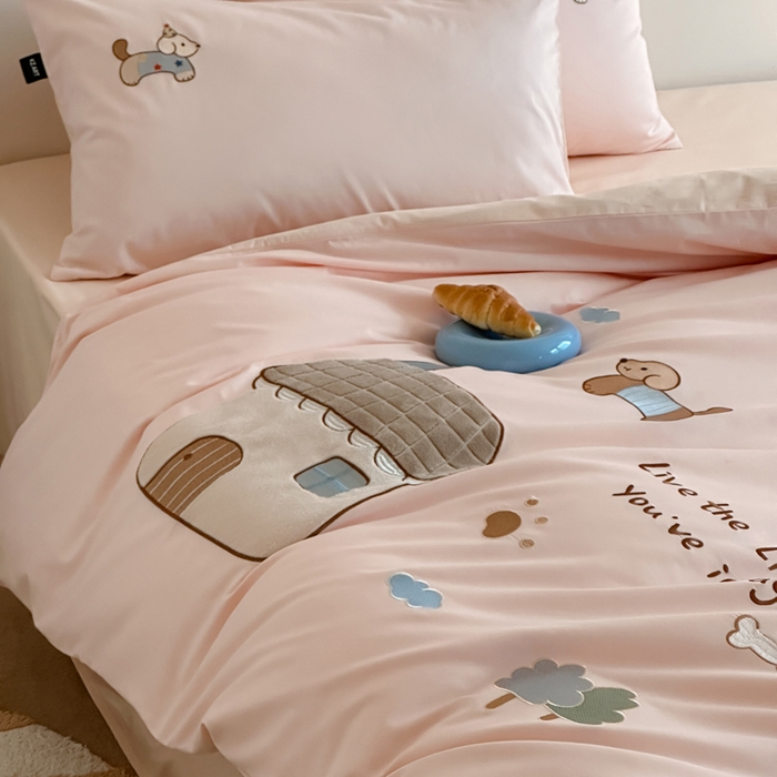 91家纺网 家纺一手货源 找家纺 卡姿家纺 2026春夏萌趣气质大贴布 — 小狗乐园 小狗乐园粉