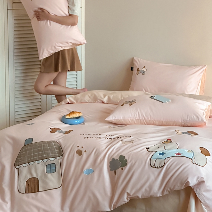 91家纺网 家纺一手货源 找家纺 卡姿家纺 2026春夏萌趣气质大贴布 — 小狗乐园 小狗乐园粉