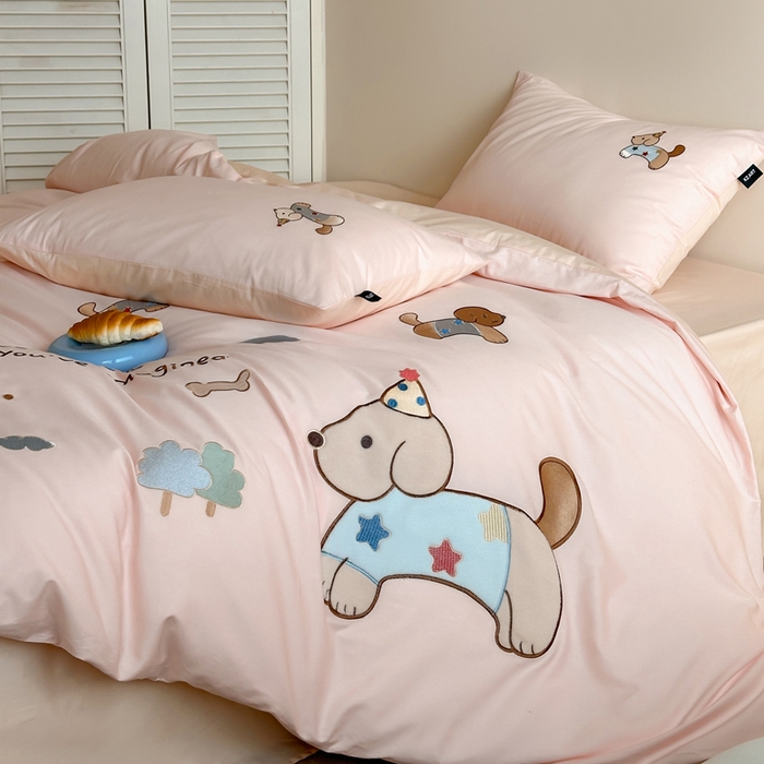 91家纺网 家纺一手货源 找家纺 卡姿家纺 2026春夏萌趣气质大贴布 — 小狗乐园 小狗乐园粉