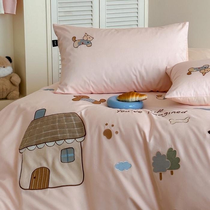 91家纺网 家纺一手货源 找家纺 卡姿家纺 2026春夏萌趣气质大贴布 — 小狗乐园 小狗乐园粉