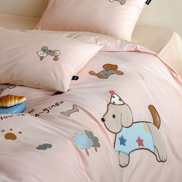 91家纺网 家纺一手货源 找家纺 卡姿家纺 2026春夏萌趣气质大贴布 — 小狗乐园 小狗乐园粉