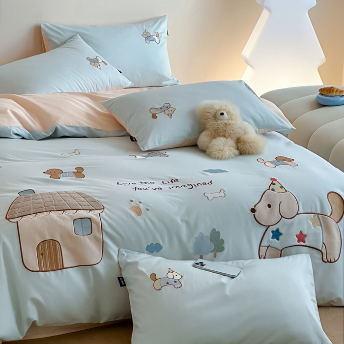 91家纺网 家纺一手货源 找家纺 卡姿家纺 2026春夏萌趣气质大贴布 — 小狗乐园 小狗乐园浅蓝