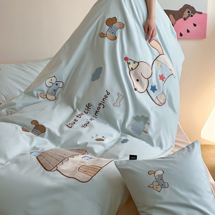 91家纺网 家纺一手货源 找家纺 卡姿家纺 2026春夏萌趣气质大贴布 — 小狗乐园 小狗乐园浅蓝