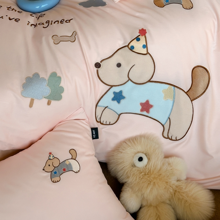 91家纺网 家纺一手货源 找家纺 卡姿家纺 2026春夏萌趣气质大贴布 — 小狗乐园 小狗乐园粉