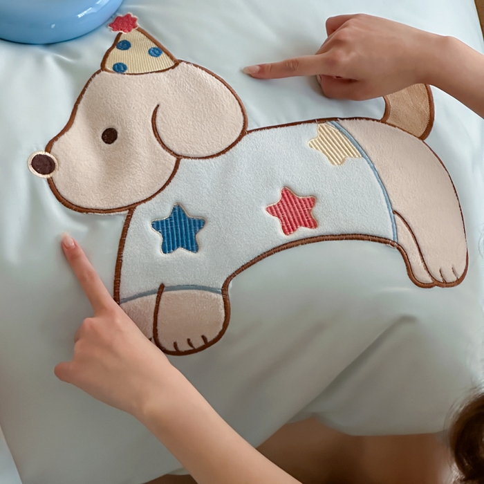 91家纺网 家纺一手货源 找家纺 卡姿家纺 2026春夏萌趣气质大贴布 — 小狗乐园 小狗乐园浅蓝