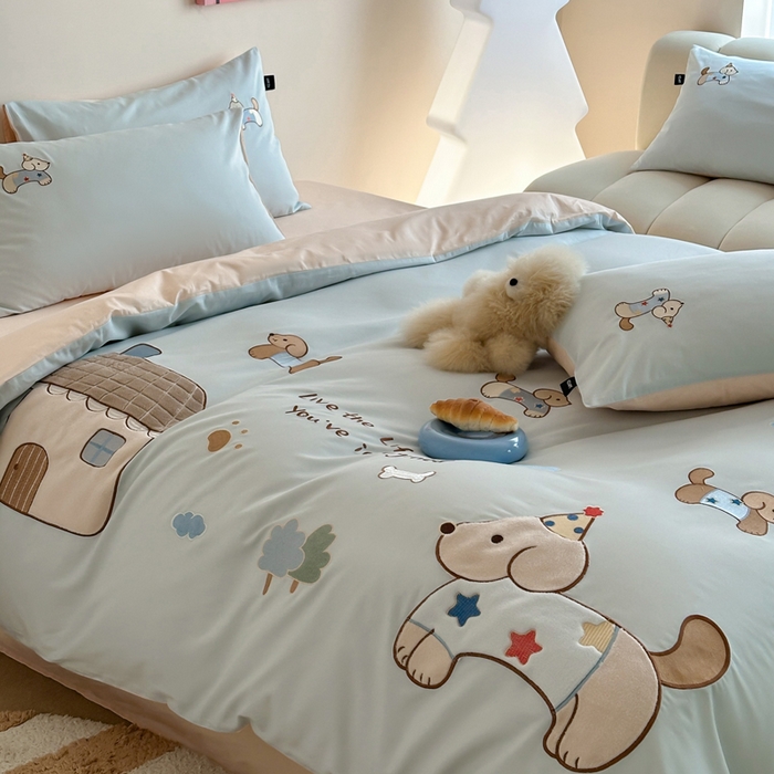 91家纺网 家纺一手货源 找家纺 卡姿家纺 2026春夏萌趣气质大贴布 — 小狗乐园 小狗乐园浅蓝