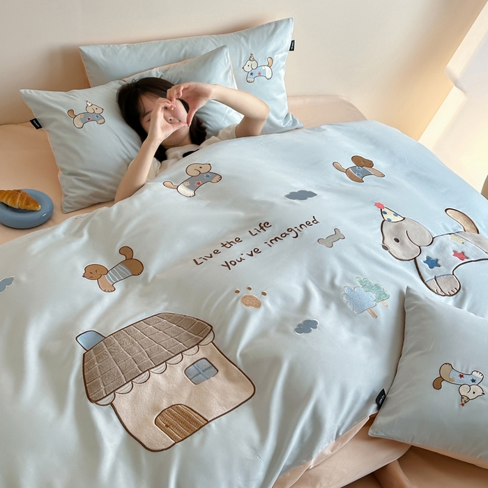 91家纺网 家纺一手货源 找家纺 卡姿家纺 2026春夏萌趣气质大贴布 — 小狗乐园 小狗乐园浅蓝