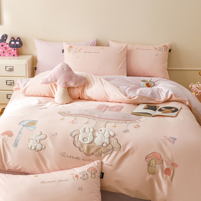 91家纺网 家纺一手货源 找家纺 卡姿家纺 2026春夏萌趣气质大贴布 — 蘑菇乐园 蘑菇乐园-粉