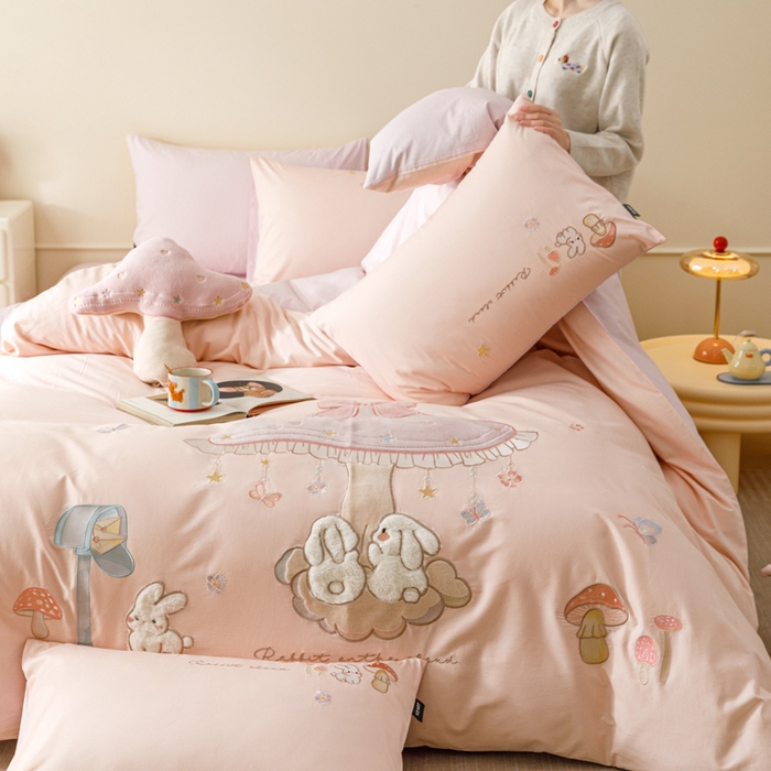 91家纺网 家纺一手货源 找家纺 卡姿家纺 2026春夏萌趣气质大贴布 — 蘑菇乐园 蘑菇乐园-粉