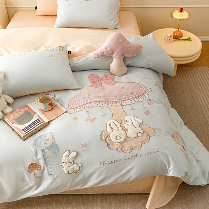 91家纺网 家纺一手货源 找家纺 卡姿家纺 2026春夏萌趣气质大贴布 — 蘑菇乐园 蘑菇乐园-蓝