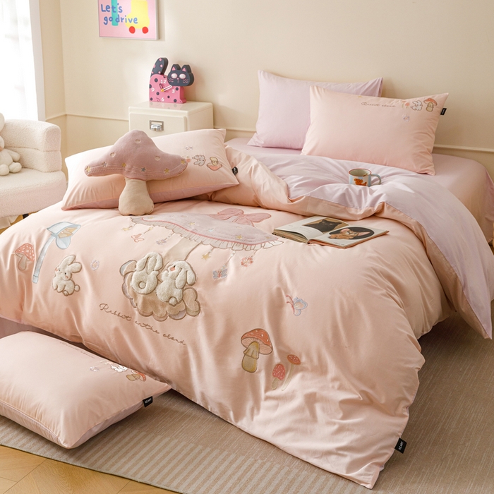 91家纺网 家纺一手货源 找家纺 卡姿家纺 2026春夏萌趣气质大贴布 — 蘑菇乐园 蘑菇乐园-粉