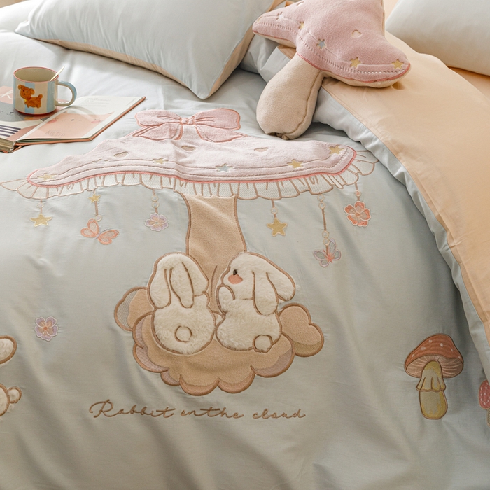 91家纺网 家纺一手货源 找家纺 卡姿家纺 2026春夏萌趣气质大贴布 — 蘑菇乐园 蘑菇乐园-蓝