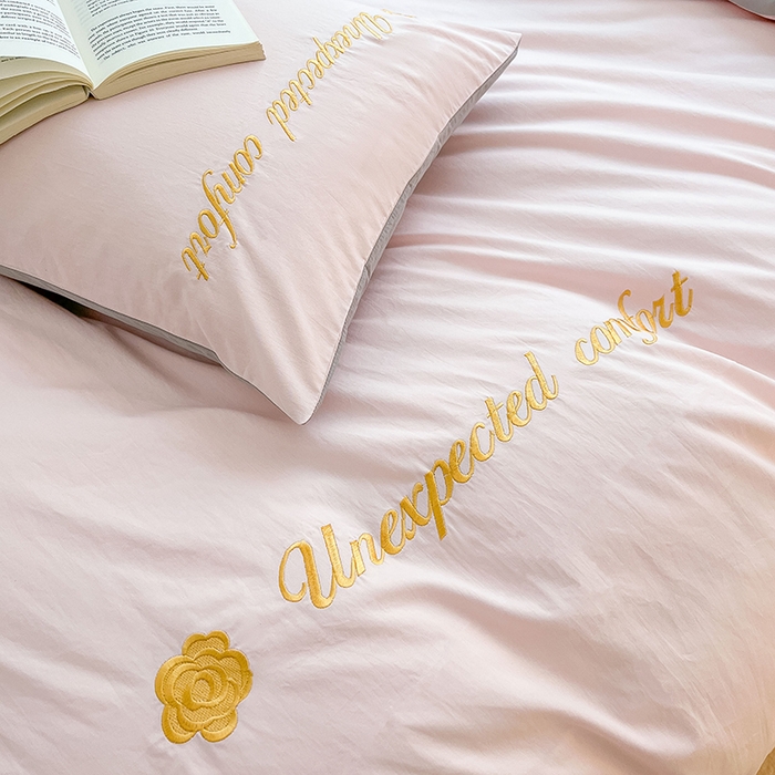 91家纺网 家纺一手货源 找家纺 禧澜庭 2026新款纯棉全棉斜纹四件套刺绣绣花款春小清新三件套-幸运花 幸运花-优雅粉+中灰