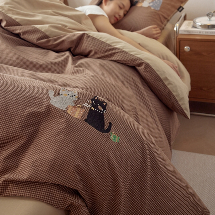 91家纺网 家纺一手货源 找家纺 卡姿家纺 2026春夏色织水洗棉文艺时尚居家系列 猫咪礼物