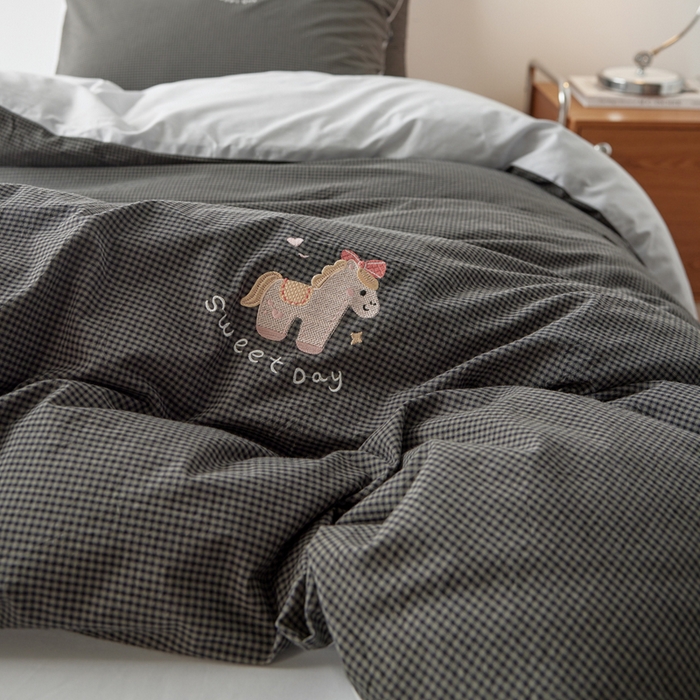 91家纺网 家纺一手货源 找家纺 卡姿家纺 2026春夏色织水洗棉文艺时尚居家系列 马上幸运