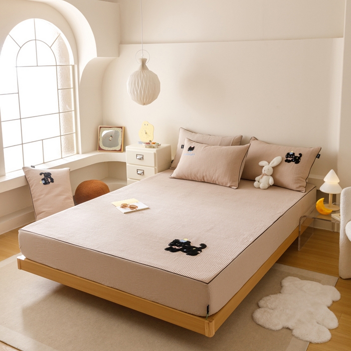 91家纺网 家纺一手货源 找家纺 卡姿家纺 2026春夏全棉双层纱床盖式床笠三件套 彩球小猫