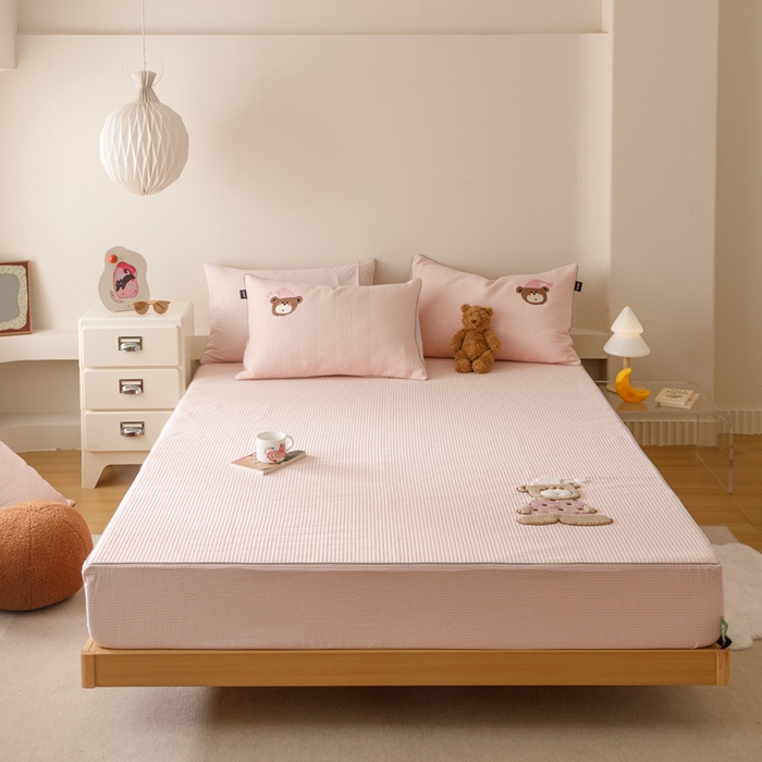 91家纺网 家纺一手货源 找家纺 卡姿家纺 2026春夏全棉双层纱床盖式床笠三件套 糖果小熊