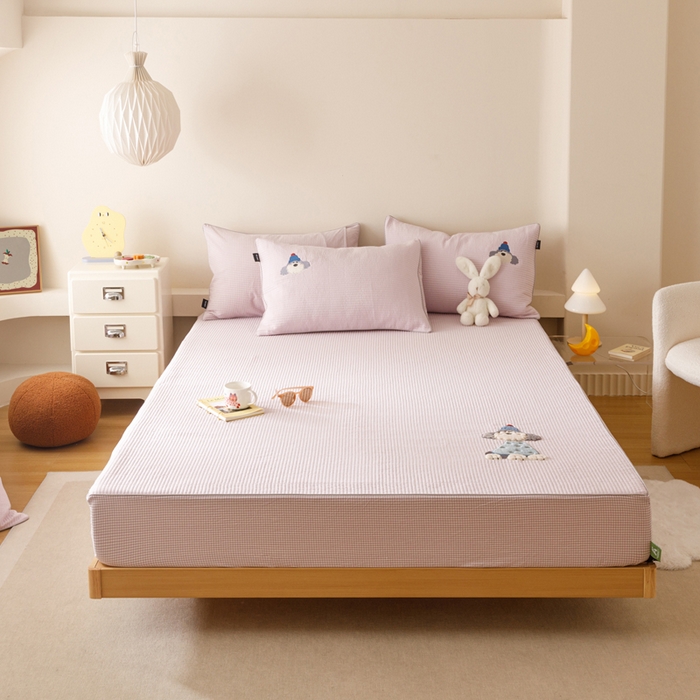 91家纺网 家纺一手货源 找家纺 卡姿家纺 2026春夏全棉双层纱床盖式床笠三件套 小狗贝塔