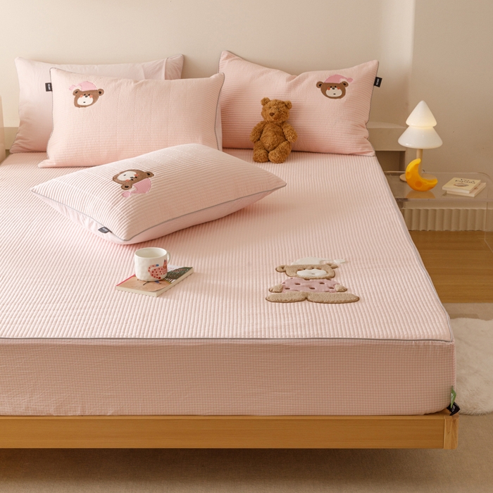 91家纺网 家纺一手货源 找家纺 卡姿家纺 2026春夏全棉双层纱床盖式床笠三件套 糖果小熊