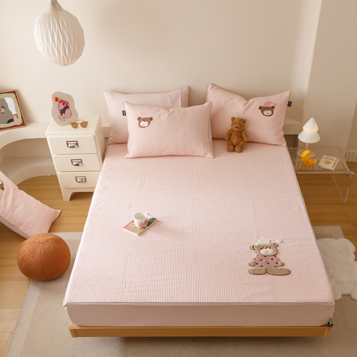 91家纺网 家纺一手货源 找家纺 卡姿家纺 2026春夏全棉双层纱床盖式床笠三件套 糖果小熊