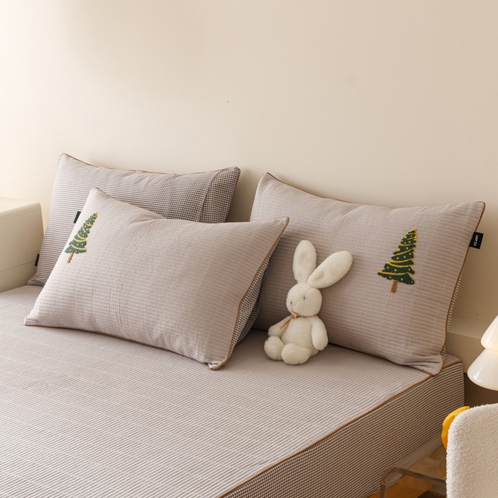 91家纺网 家纺一手货源 找家纺 卡姿家纺 2026春夏全棉双层纱床盖式床笠三件套 圣诞树