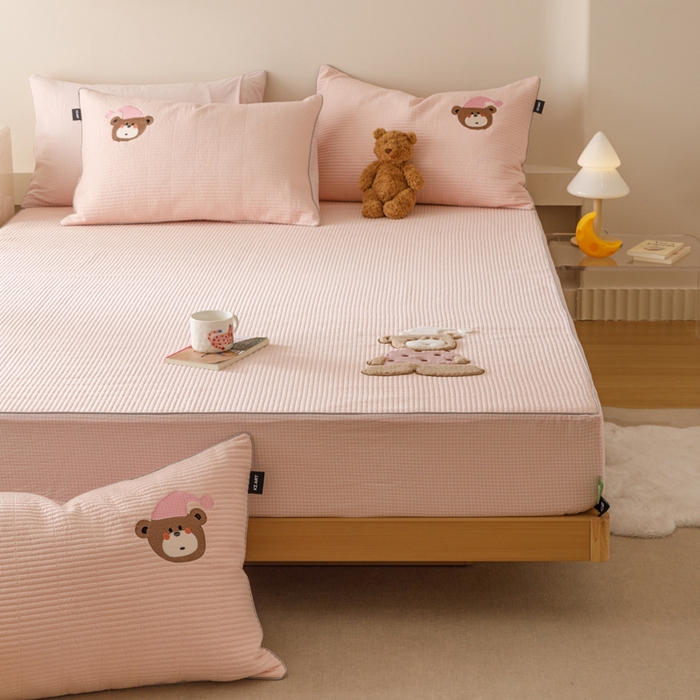 91家纺网 家纺一手货源 找家纺 卡姿家纺 2026春夏全棉双层纱床盖式床笠三件套 糖果小熊