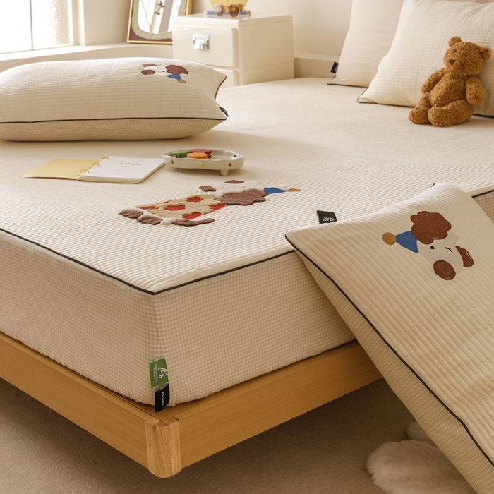 91家纺网 家纺一手货源 找家纺 卡姿家纺 2026春夏全棉双层纱床盖式床笠三件套 小狗喜乐