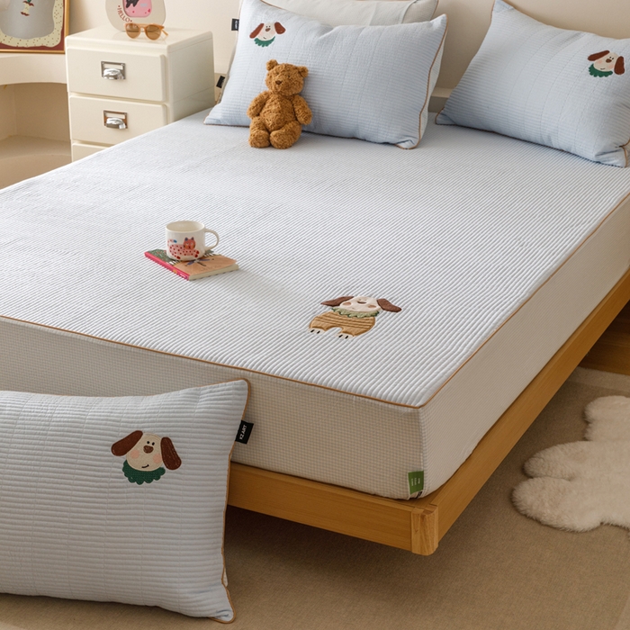 91家纺网 家纺一手货源 找家纺 卡姿家纺 2026春夏全棉双层纱床盖式床笠三件套 小狗元宝