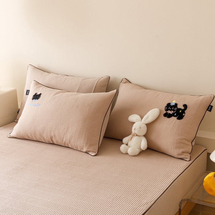 91家纺网 家纺一手货源 找家纺 卡姿家纺 2026春夏全棉双层纱床盖式床笠三件套 彩球小猫