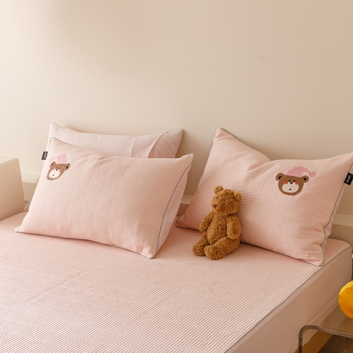 91家纺网 家纺一手货源 找家纺 卡姿家纺 2026春夏全棉双层纱床盖式床笠三件套 糖果小熊